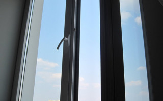В столице пьяный мужчина выпал из окна: подробности