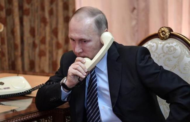 Обстрелы на Донбассе: в Кремле рассказали, о чем Путин говорил с Зеленским