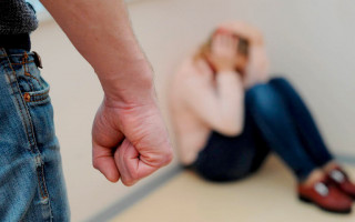 Бив власну дружину: чоловік проведе за ґратами 2 місяці