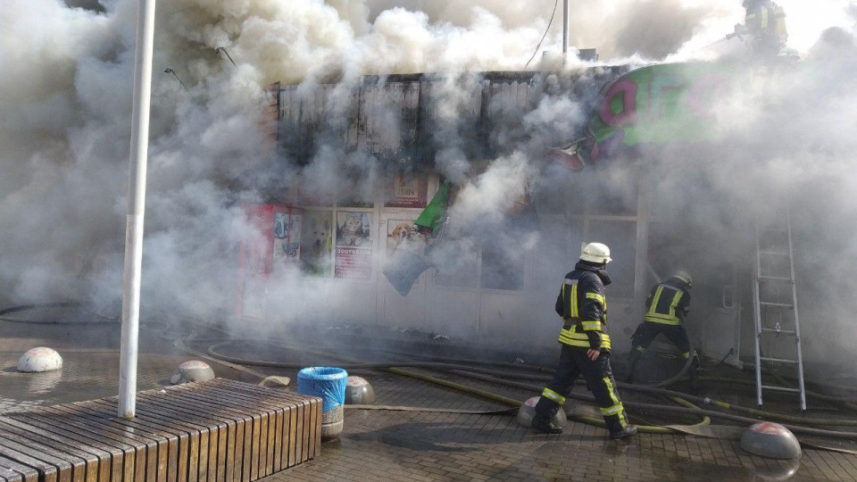 На столичному ринку спалахнула масштабна пожежа: подробиці