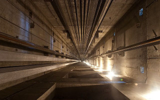 У столиці чоловік упав у шахту ліфта і вижив: перші подробиці