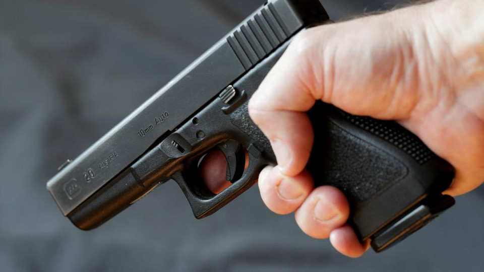 Угрожал пистолетом: пьяный мужчина «поставил на уши» магазин под Киевом