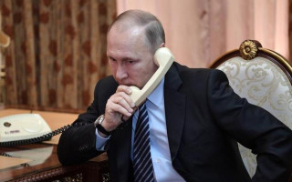 Обстрелы на Донбассе: в Кремле рассказали, о чем Путин говорил с Зеленским