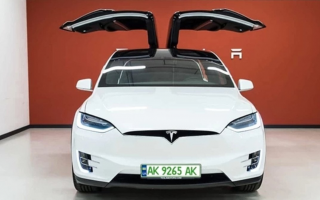 Зеленський підписав закон про зелені номери для власників електрокарів