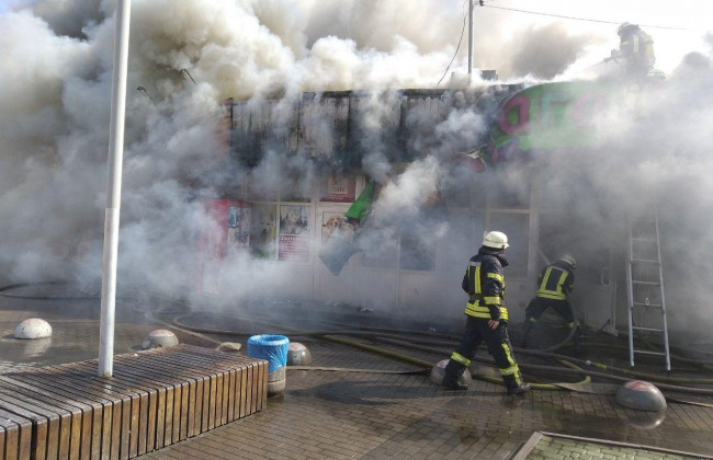 На столичному ринку спалахнула масштабна пожежа: подробиці