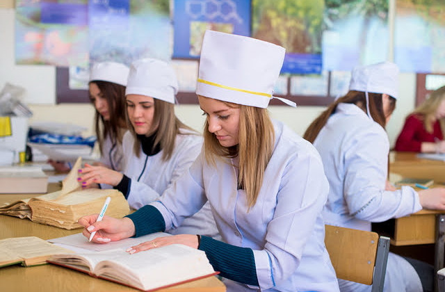 У Дніпрі іноземці прийшли на державний іспит із фальшими паспортами