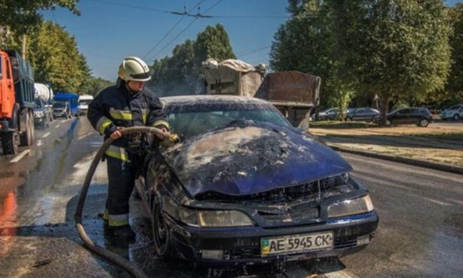 В Днепре автомобиль без водителя загорелся и выкатился на дорогу