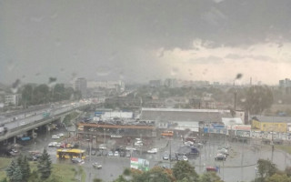 На Київ обрушилась гроза з градом