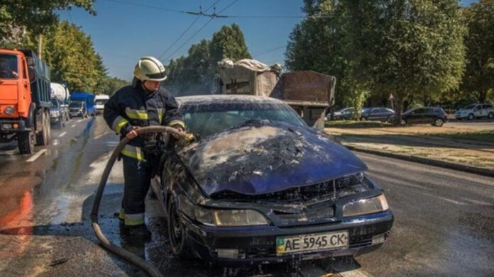 В Днепре автомобиль без водителя загорелся и выкатился на дорогу