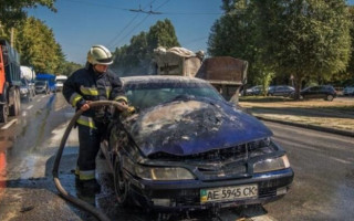 В Днепре автомобиль без водителя загорелся и выкатился на дорогу