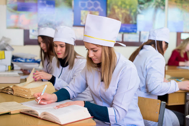 У Дніпрі іноземці прийшли на державний іспит із фальшими паспортами