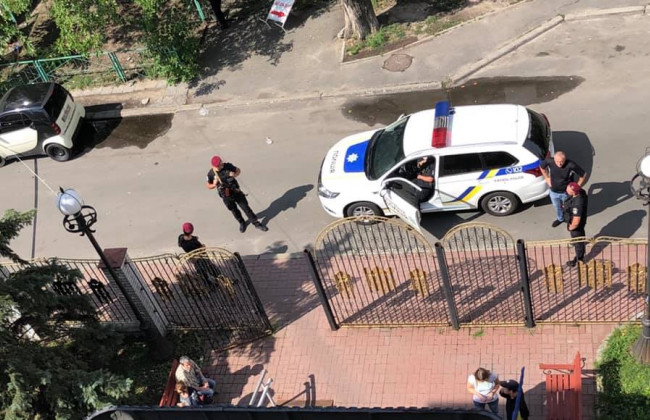 В Оболонському райсуді Києва шукають вибухівку