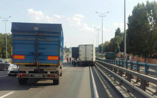 Масштабное ДТП в Киеве: на Столичном шоссе столкнулись три фуры