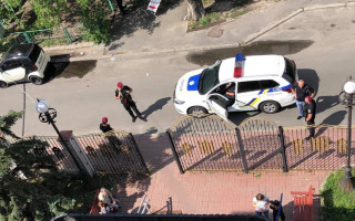 В Оболонському райсуді Києва шукають вибухівку