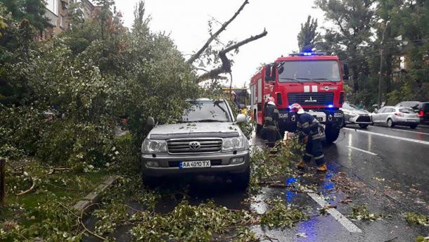 Вдарило струмом: через негоду на Рівненщині загинула жінка, її онука — в лікарні