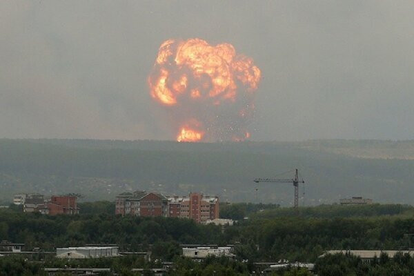 В России прогремел взрыв: молния попала в склад с боеприпасами