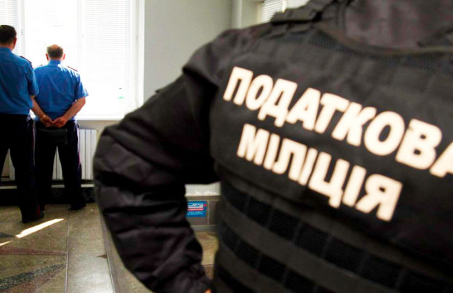 Вимагав $4000 від підприємця: податківця-хабарника затримали на гарячому
