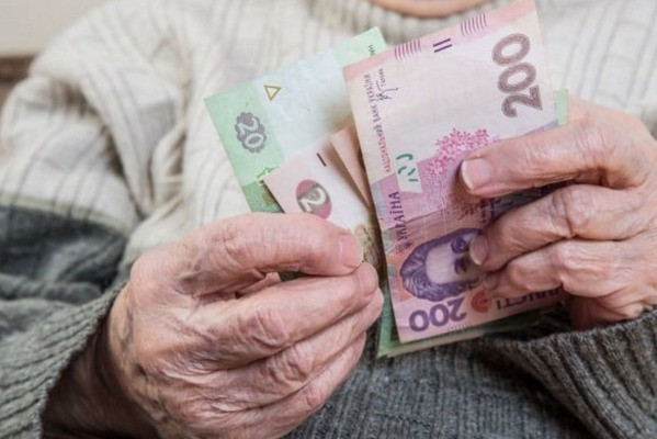 Скільки пенсіонерів отримують понад  10 тисяч гривень: ПФ підбив підсумки роботи за півроку