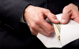 Требовал $1000: в Житомирской области главу райсовета поймали на взятке