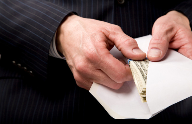 Требовал $1000: в Житомирской области главу райсовета поймали на взятке