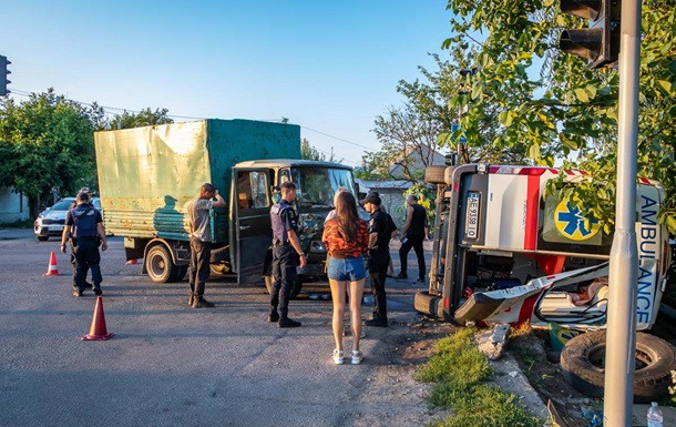 ДТП в Днепре: грузовик снес карету скорой помощи с дороги
