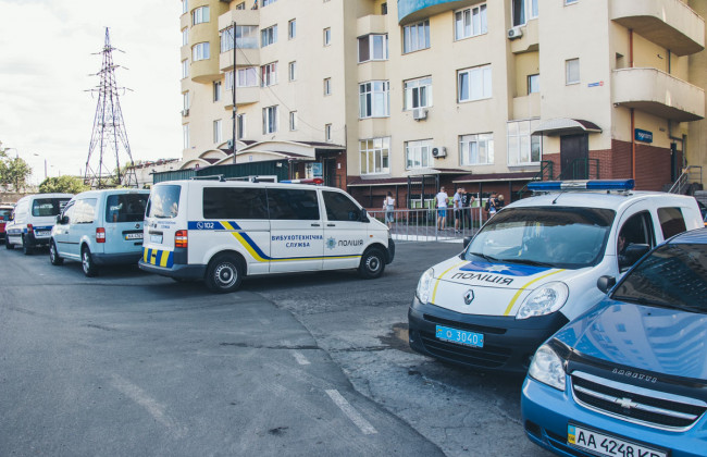 В Киеве мужчина проник в три квартиры и разложил гранаты