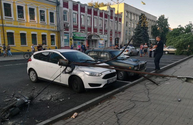 Под Днепром дерево раздавило припаркованные авто: фото, видео