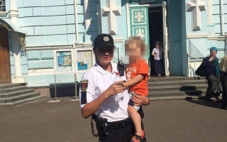 2-річна дитина сама гуляла на цвинтарі, поки бабуся пиячила