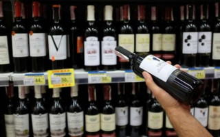 В Мелитополе полицейский незаконно обыскал кафе и изъял 80 бутылок с алкоголем