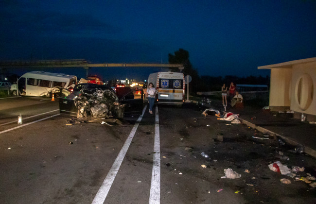 Смертельное ДТП под Киевом: спасатели с трудом достали погибших