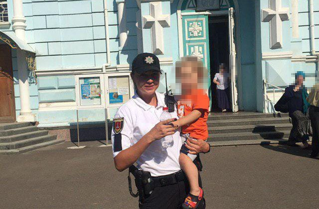 2-річна дитина сама гуляла на цвинтарі, поки бабуся пиячила