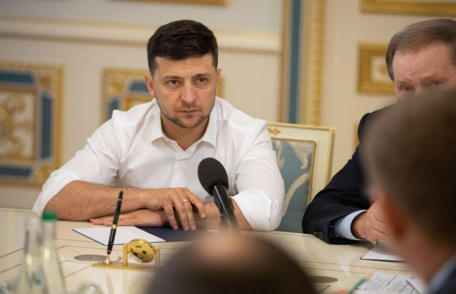 Зеленський скликав нараду через незаконний видобуток бурштину: онлайн-трансляція