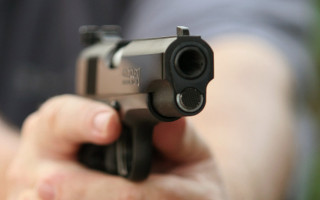 Угрожал пистолетом: пьяный мужчина «поставил на уши» пассажиров троллейбуса в Тернополе