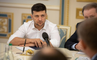 Зеленський скликав нараду через незаконний видобуток бурштину: онлайн-трансляція