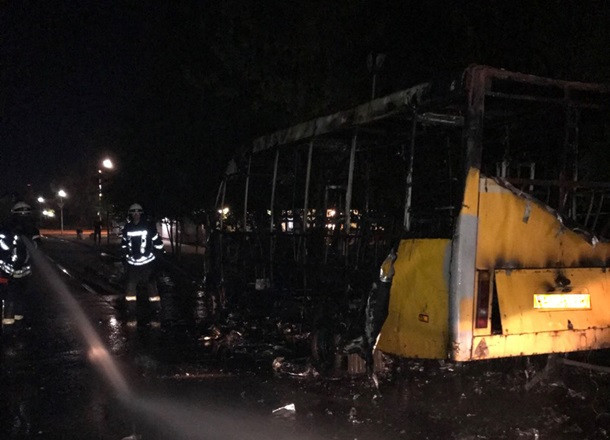 Пожар под Киевом: огонь полностью уничтожил автобус