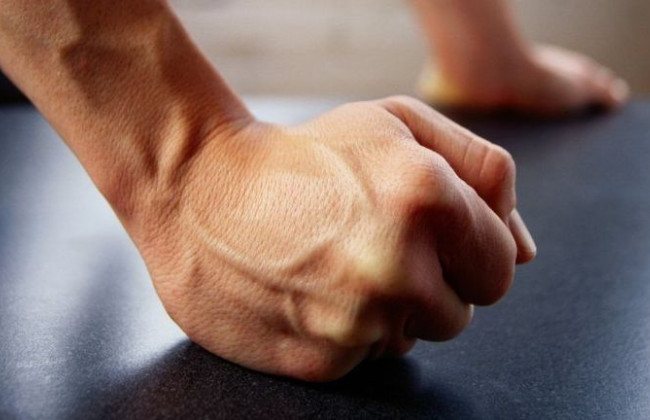 Напав на подружжя з 6-річною дитиною: хулігану повідомлено про підозру