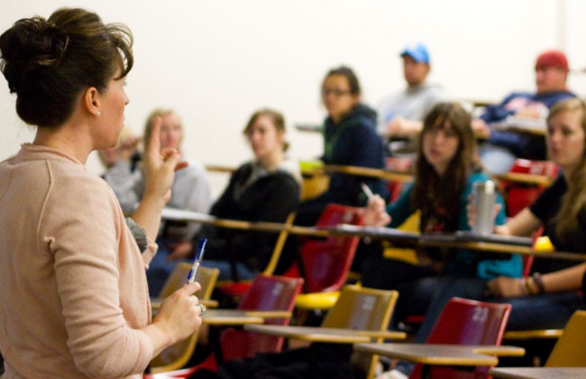 Уряд підвищив зарплати українським педагогам: на скільки зростуть виплати