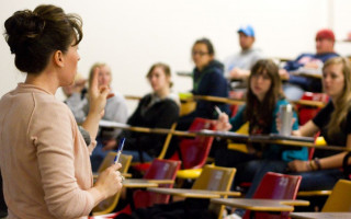 Уряд підвищив зарплати українським педагогам: на скільки зростуть виплати