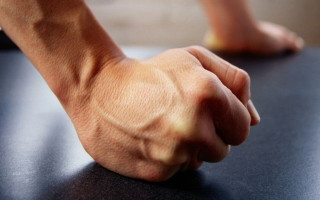 Напав на подружжя з 6-річною дитиною: хулігану повідомлено про підозру