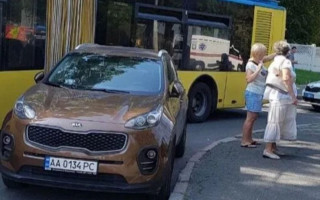 Киевлян разозлил очередной «герой парковки»