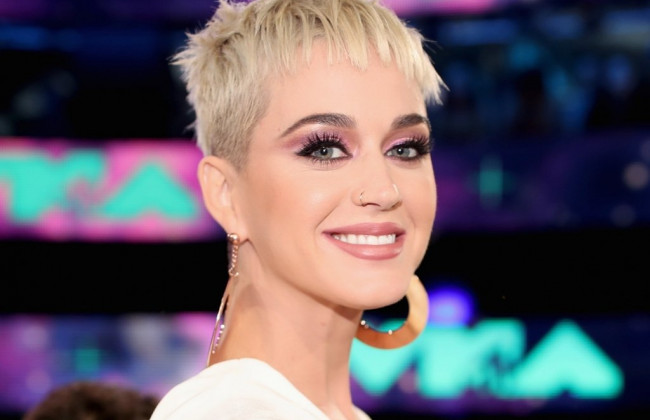 Кэти Перри обвинили в домогательствах, а умерший солист The Prodigy оставил миллионные долги