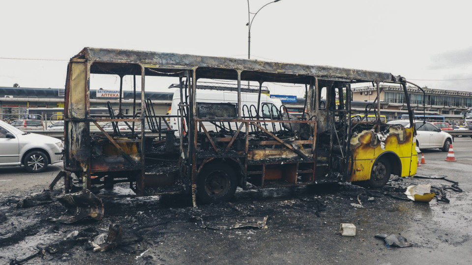 Выгорела дотла: в Киеве вспыхнула маршрутка, фото