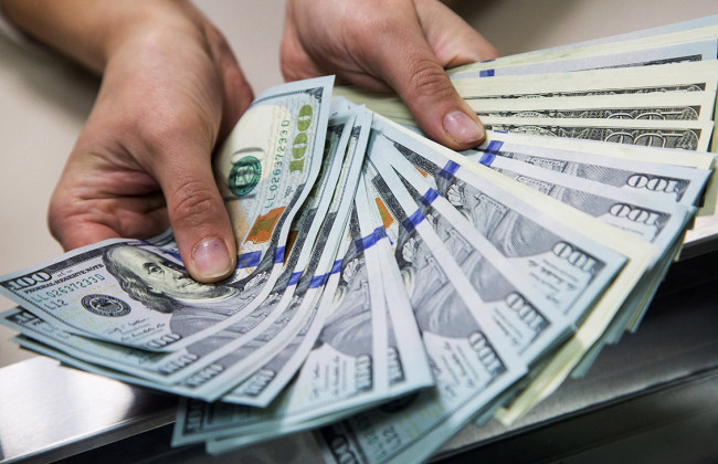 Поймали на горячем: во Львове чиновник горсовета и адвокат попались на взятке