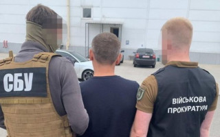 «Допомагав» легалізувати автомобілі: СБУ затримала митника-хабарника