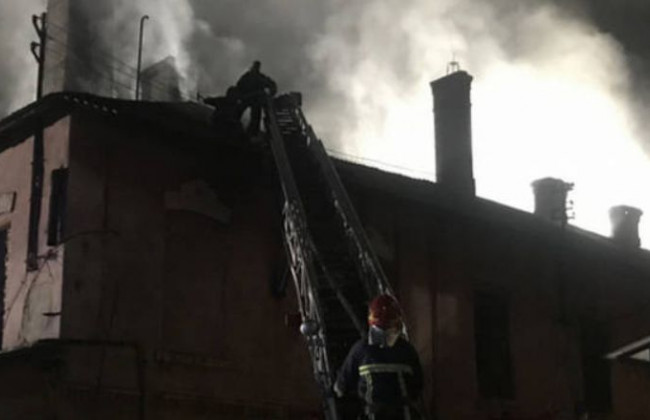 Масштабна пожежа у Чернівцях: загорівся завод, відео