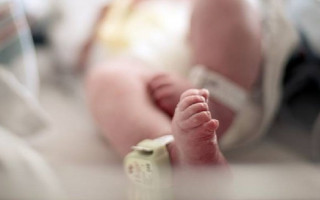 В Полтаве женщина родила девочку на остановке