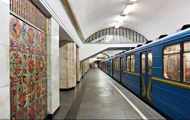 У Києві невідомі розмалювали потяг метро, фото