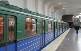 Убегал от полиции: в Харькове мужчина прыгнул на рельсы в метро