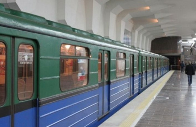 Убегал от полиции: в Харькове мужчина прыгнул на рельсы в метро
