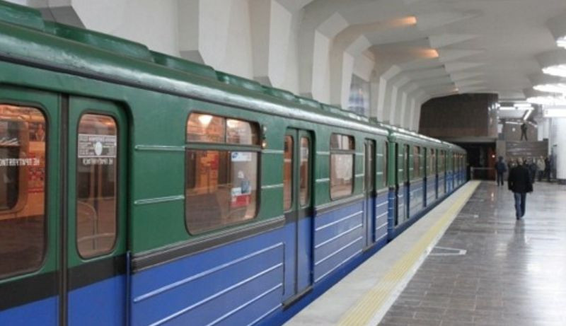 Убегал от полиции: в Харькове мужчина прыгнул на рельсы в метро